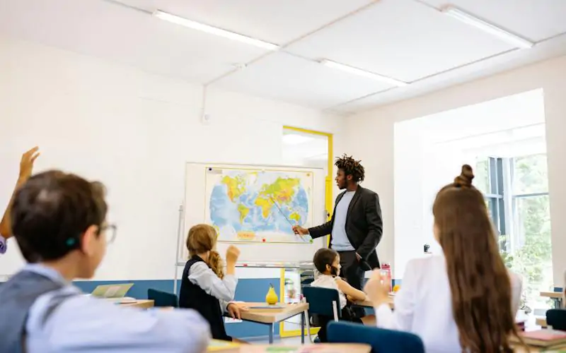 Guru IPS menjelaskan materi dengan tampilan slide presentasi tentang struktur sosial