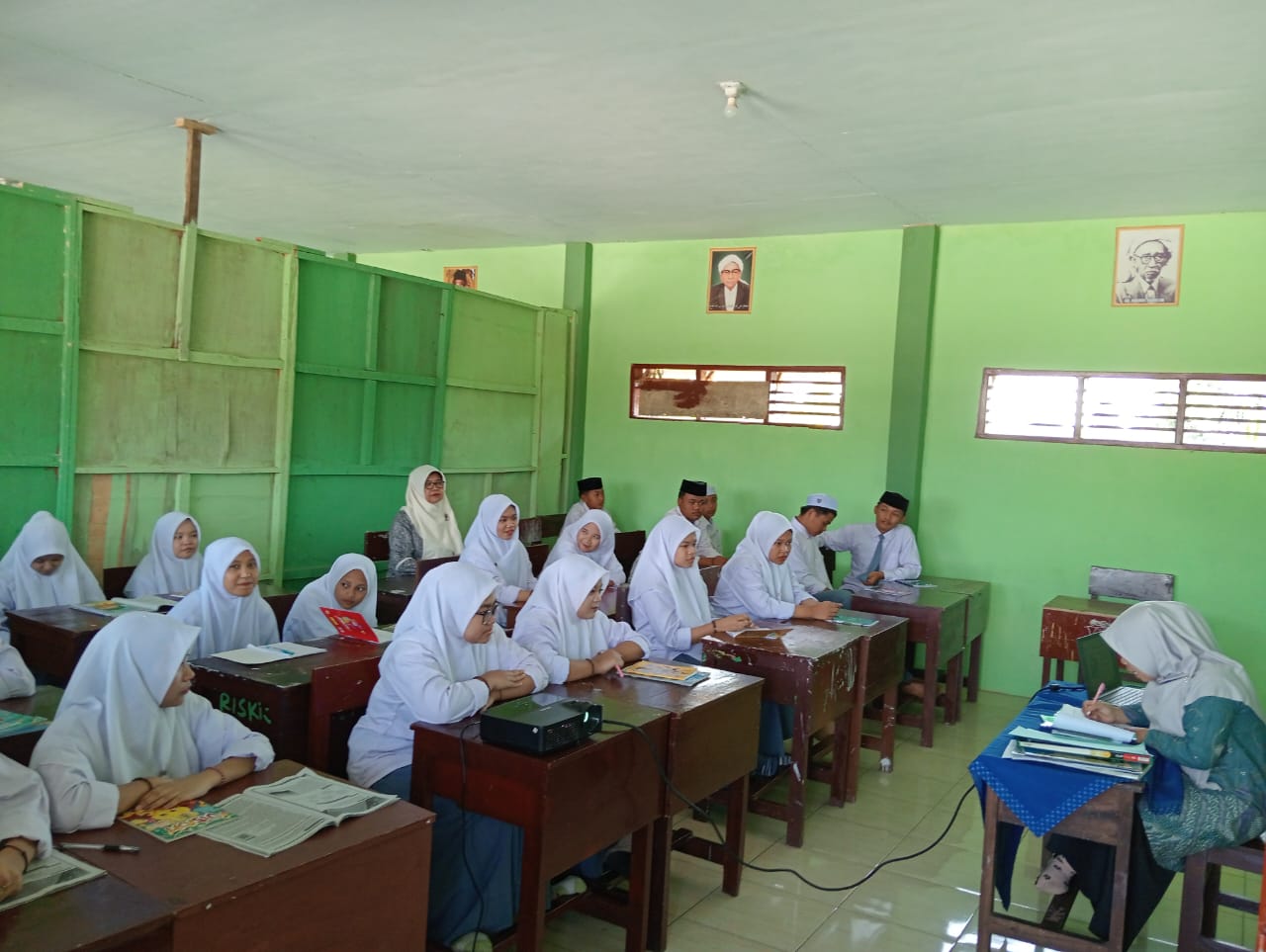 Gedung sekolah modern dengan arsitektur futuristik dan taman yang asri di siang hari