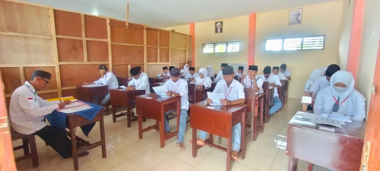 Laboratorium sains lengkap dengan peralatan modern yang sedang digunakan oleh siswa dengan pengawasan guru