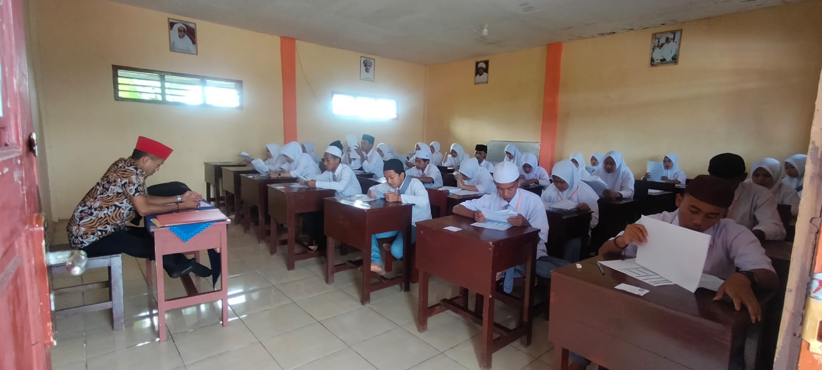 Kegiatan ekstrakurikuler pramuka di lapangan sekolah dengan siswa berbaris rapi memakai seragam coklat