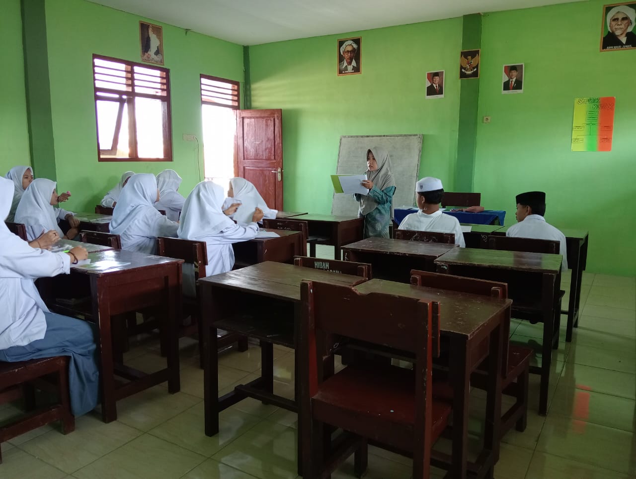 Kegiatan olahraga basket di lapangan dengan siswa berlarian dan salah satu sedang melakukan lay-up