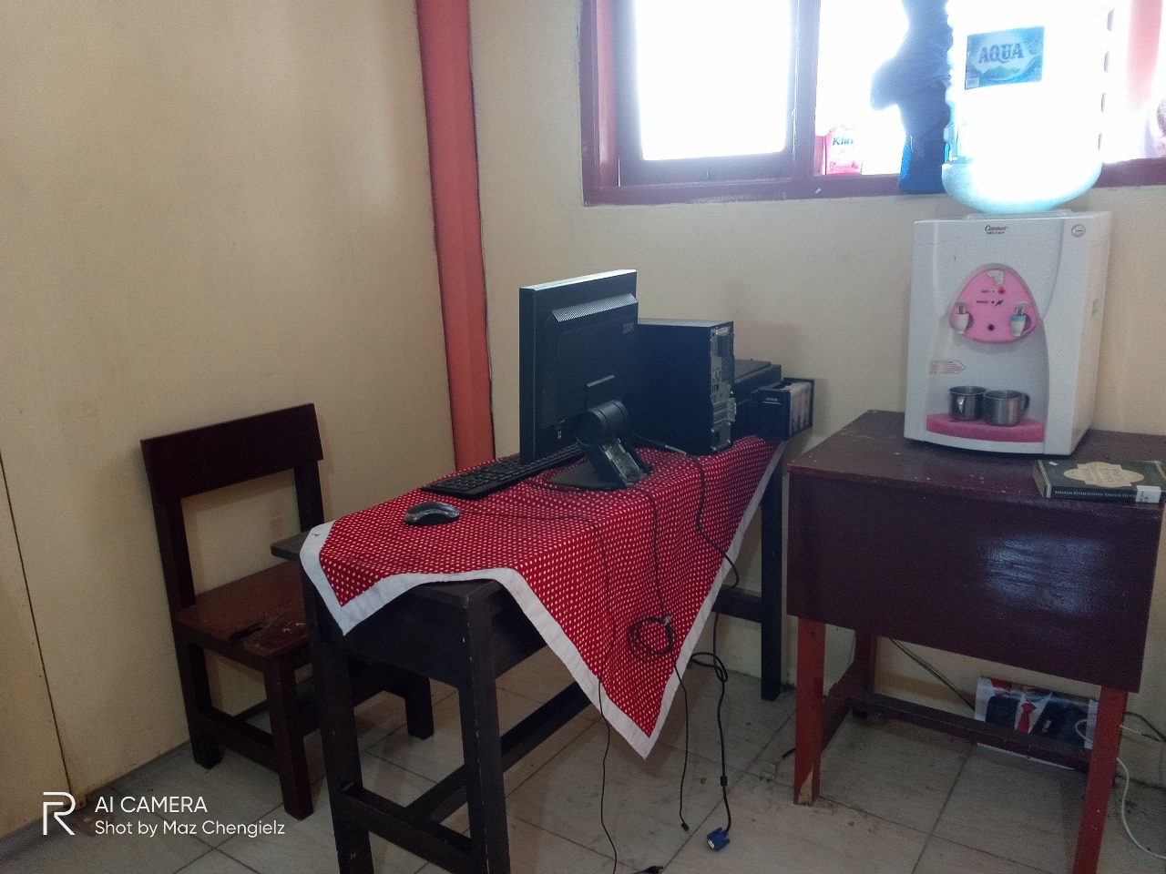 Ruang kelas modern dengan meja kursi ergonomis, papan tulis interaktif, dan pajangan hasil karya siswa